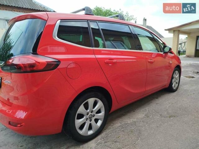 Красный Опель Zafira Tourer, объемом двигателя 1.6 л и пробегом 205 тыс. км за 11500 $, фото 9 на Automoto.ua