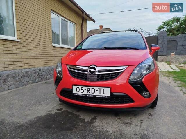 Красный Опель Zafira Tourer, объемом двигателя 1.6 л и пробегом 205 тыс. км за 11500 $, фото 1 на Automoto.ua