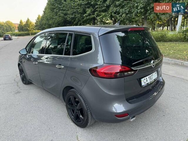 Серый Опель Zafira Tourer, объемом двигателя 2 л и пробегом 198 тыс. км за 10300 $, фото 4 на Automoto.ua