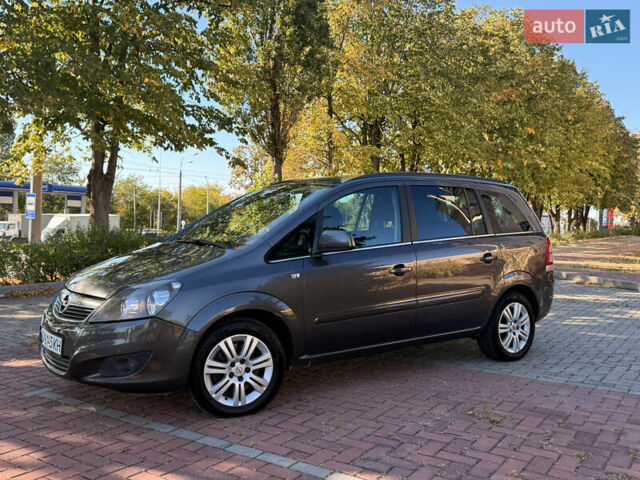 Серый Опель Zafira Tourer, объемом двигателя 1.6 л и пробегом 158 тыс. км за 5800 $, фото 14 на Automoto.ua
