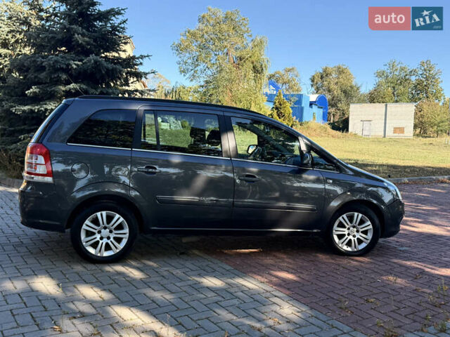 Сірий Опель Zafira Tourer, об'ємом двигуна 1.6 л та пробігом 158 тис. км за 5800 $, фото 13 на Automoto.ua