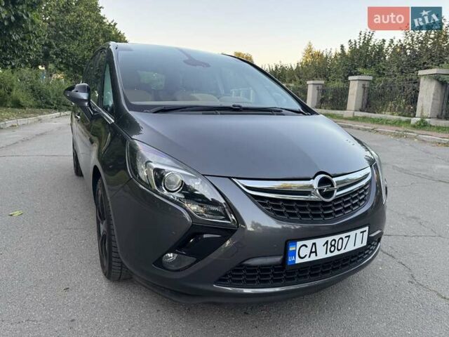 Серый Опель Zafira Tourer, объемом двигателя 2 л и пробегом 198 тыс. км за 10300 $, фото 1 на Automoto.ua