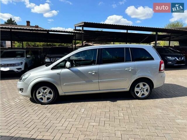 Серый Опель Zafira Tourer, объемом двигателя 1.6 л и пробегом 204 тыс. км за 7400 $, фото 4 на Automoto.ua