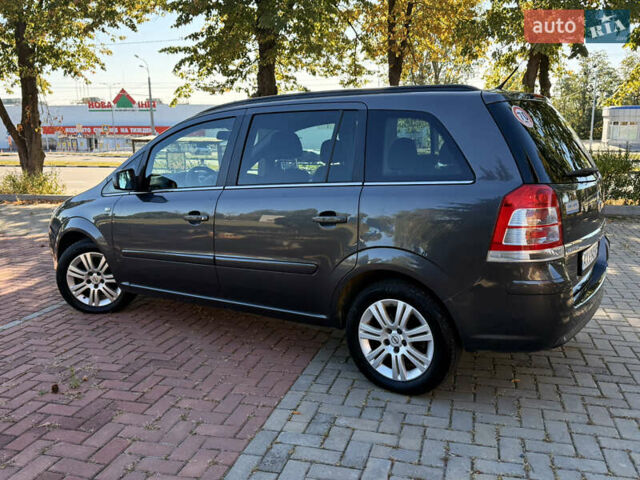 Серый Опель Zafira Tourer, объемом двигателя 1.6 л и пробегом 158 тыс. км за 5800 $, фото 8 на Automoto.ua