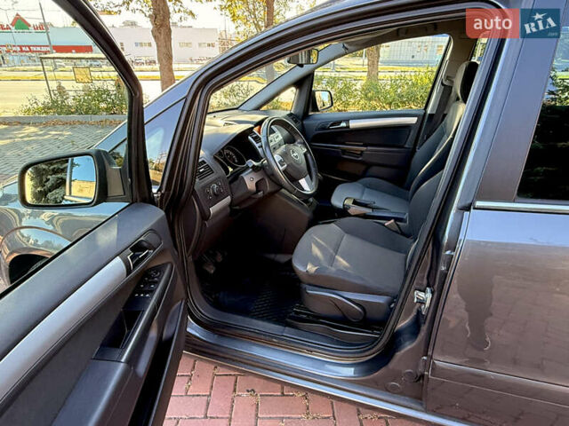 Серый Опель Zafira Tourer, объемом двигателя 1.6 л и пробегом 158 тыс. км за 5800 $, фото 26 на Automoto.ua