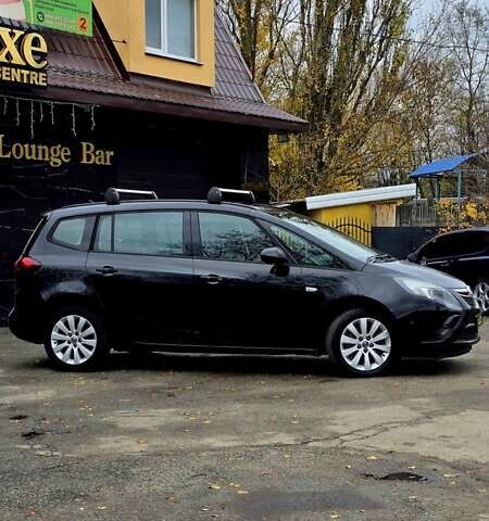 Серый Опель Zafira Tourer, объемом двигателя 2 л и пробегом 142 тыс. км за 12000 $, фото 1 на Automoto.ua