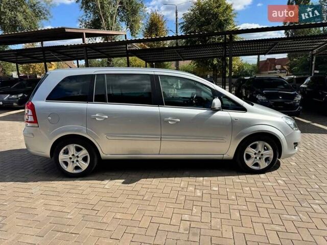 Серый Опель Zafira Tourer, объемом двигателя 1.6 л и пробегом 204 тыс. км за 7400 $, фото 9 на Automoto.ua
