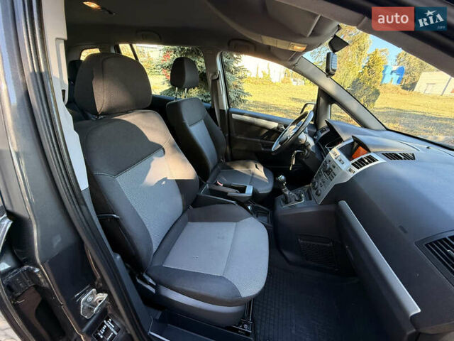 Серый Опель Zafira Tourer, объемом двигателя 1.6 л и пробегом 158 тыс. км за 5800 $, фото 21 на Automoto.ua