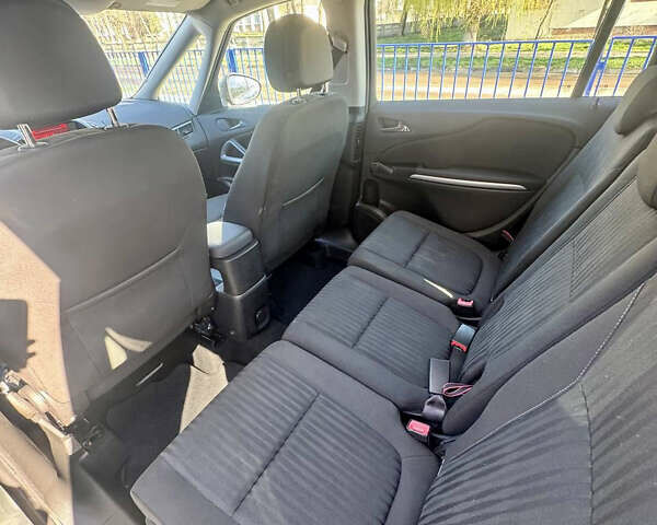 Серый Опель Zafira Tourer, объемом двигателя 2 л и пробегом 175 тыс. км за 9300 $, фото 8 на Automoto.ua