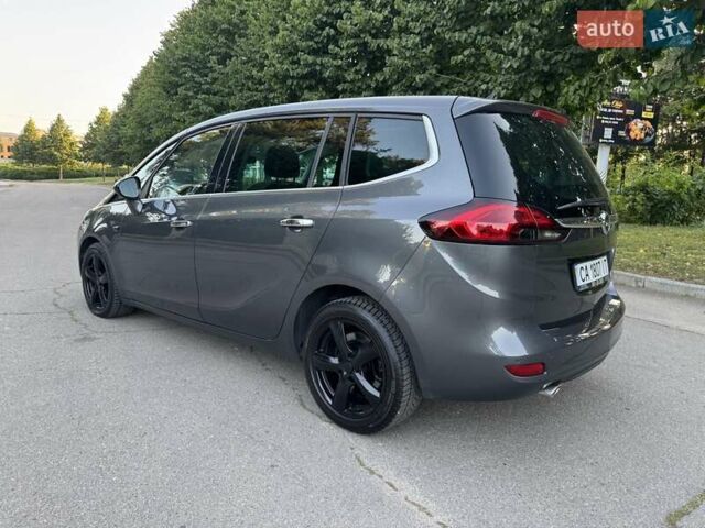 Серый Опель Zafira Tourer, объемом двигателя 2 л и пробегом 198 тыс. км за 10300 $, фото 5 на Automoto.ua
