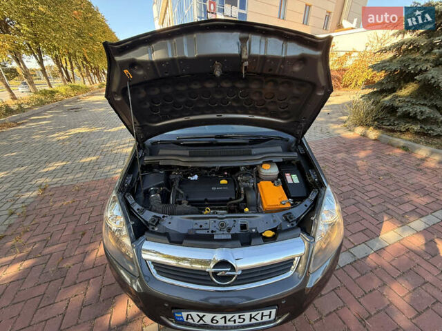 Серый Опель Zafira Tourer, объемом двигателя 1.6 л и пробегом 158 тыс. км за 5800 $, фото 28 на Automoto.ua