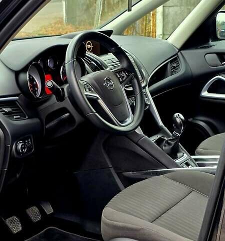 Серый Опель Zafira Tourer, объемом двигателя 2 л и пробегом 142 тыс. км за 12000 $, фото 6 на Automoto.ua
