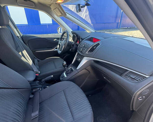 Серый Опель Zafira Tourer, объемом двигателя 2 л и пробегом 175 тыс. км за 9300 $, фото 6 на Automoto.ua