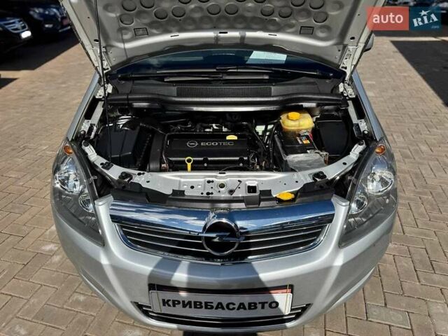 Серый Опель Zafira Tourer, объемом двигателя 1.6 л и пробегом 204 тыс. км за 7400 $, фото 2 на Automoto.ua