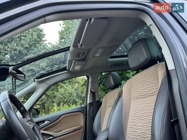 Серый Опель Zafira Tourer, объемом двигателя 2 л и пробегом 198 тыс. км за 10300 $, фото 20 на Automoto.ua