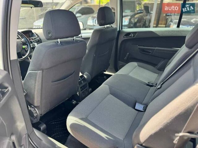 Серый Опель Zafira Tourer, объемом двигателя 1.6 л и пробегом 204 тыс. км за 7400 $, фото 13 на Automoto.ua