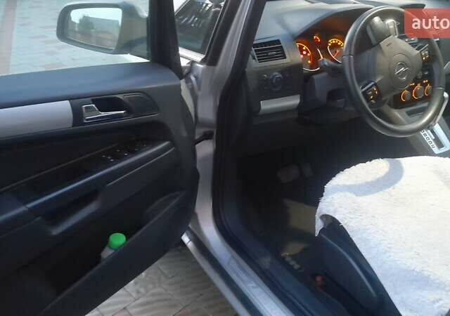 Сірий Опель Zafira Tourer, об'ємом двигуна 1.9 л та пробігом 240 тис. км за 6400 $, фото 2 на Automoto.ua