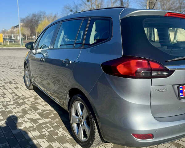 Серый Опель Zafira Tourer, объемом двигателя 2 л и пробегом 175 тыс. км за 9300 $, фото 2 на Automoto.ua