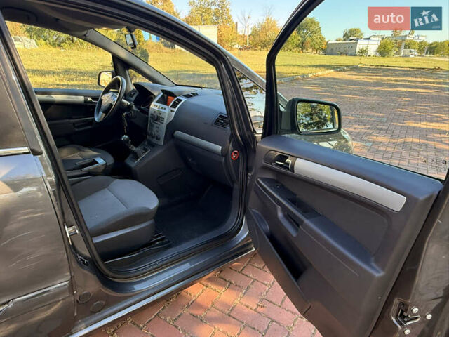 Серый Опель Zafira Tourer, объемом двигателя 1.6 л и пробегом 158 тыс. км за 5800 $, фото 20 на Automoto.ua