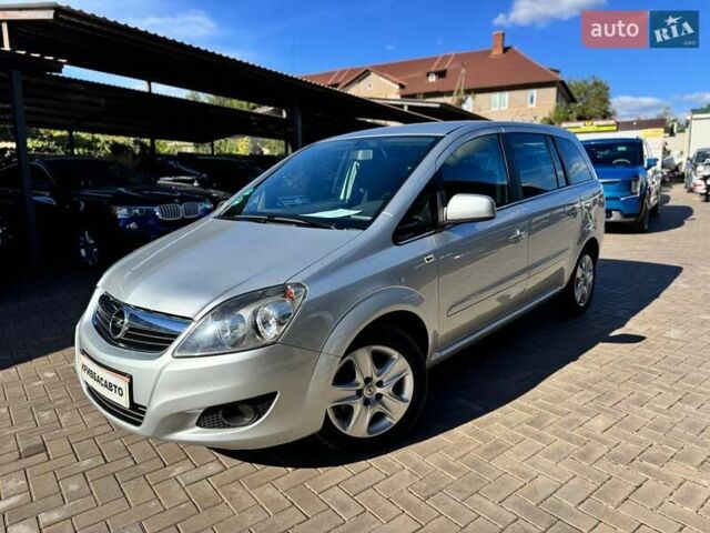 Серый Опель Zafira Tourer, объемом двигателя 1.6 л и пробегом 204 тыс. км за 7400 $, фото 3 на Automoto.ua