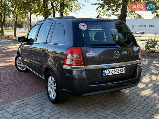 Серый Опель Zafira Tourer, объемом двигателя 1.6 л и пробегом 158 тыс. км за 5800 $, фото 18 на Automoto.ua