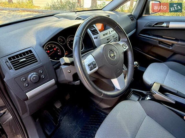 Серый Опель Zafira Tourer, объемом двигателя 1.6 л и пробегом 158 тыс. км за 5800 $, фото 24 на Automoto.ua