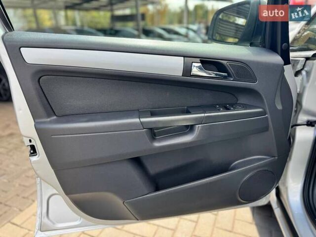 Серый Опель Zafira Tourer, объемом двигателя 1.6 л и пробегом 204 тыс. км за 7400 $, фото 10 на Automoto.ua