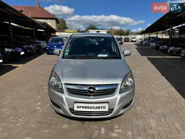Серый Опель Zafira Tourer, объемом двигателя 1.6 л и пробегом 204 тыс. км за 7400 $, фото 1 на Automoto.ua