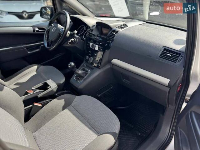 Серый Опель Zafira Tourer, объемом двигателя 1.6 л и пробегом 204 тыс. км за 7400 $, фото 14 на Automoto.ua