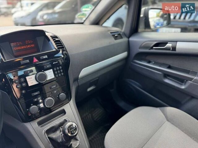 Серый Опель Zafira Tourer, объемом двигателя 1.6 л и пробегом 204 тыс. км за 7400 $, фото 12 на Automoto.ua