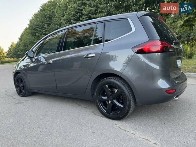 Серый Опель Zafira Tourer, объемом двигателя 2 л и пробегом 198 тыс. км за 10300 $, фото 3 на Automoto.ua