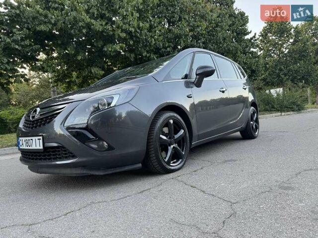 Серый Опель Zafira Tourer, объемом двигателя 2 л и пробегом 198 тыс. км за 10300 $, фото 2 на Automoto.ua