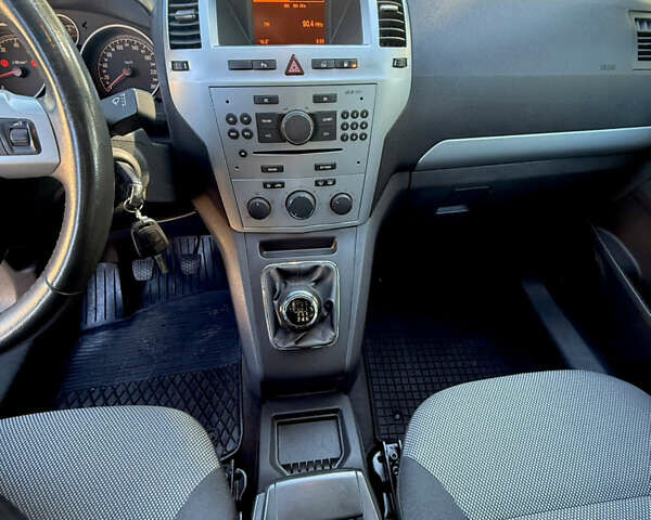 Сірий Опель Zafira Tourer, об'ємом двигуна 1.6 л та пробігом 158 тис. км за 5800 $, фото 25 на Automoto.ua