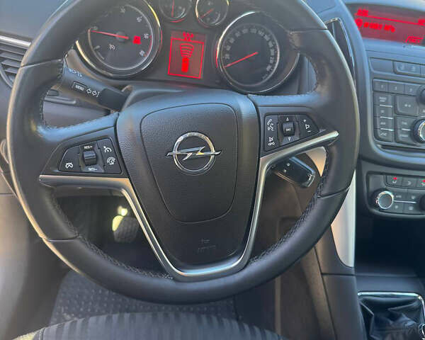 Серый Опель Zafira Tourer, объемом двигателя 2 л и пробегом 175 тыс. км за 9300 $, фото 12 на Automoto.ua