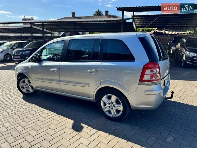 Серый Опель Zafira Tourer, объемом двигателя 1.6 л и пробегом 204 тыс. км за 7400 $, фото 5 на Automoto.ua
