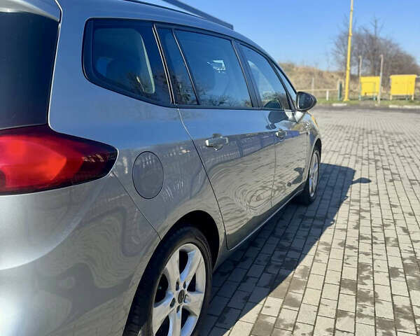 Серый Опель Zafira Tourer, объемом двигателя 2 л и пробегом 175 тыс. км за 9300 $, фото 3 на Automoto.ua