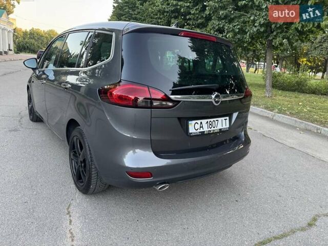 Серый Опель Zafira Tourer, объемом двигателя 2 л и пробегом 198 тыс. км за 10300 $, фото 6 на Automoto.ua