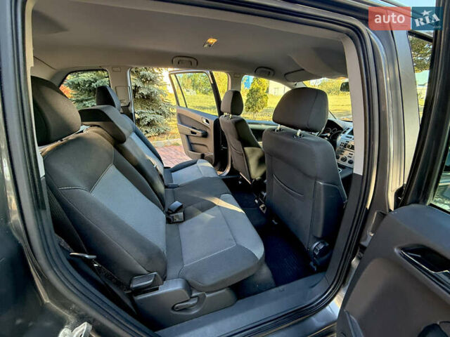 Серый Опель Zafira Tourer, объемом двигателя 1.6 л и пробегом 158 тыс. км за 5800 $, фото 23 на Automoto.ua