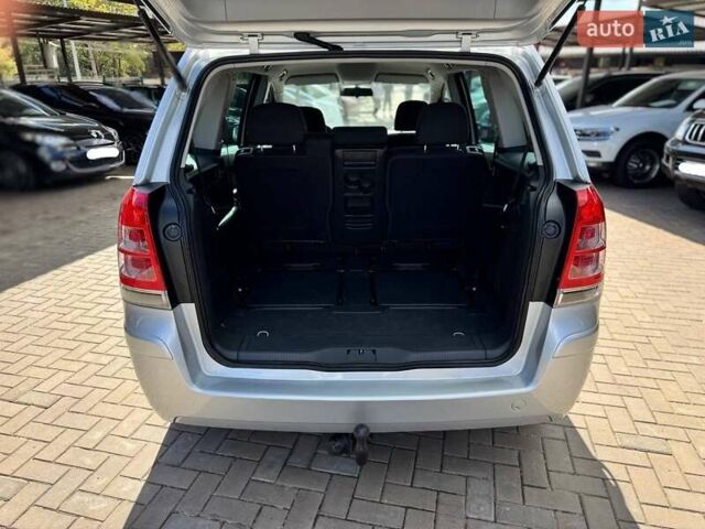 Серый Опель Zafira Tourer, объемом двигателя 1.6 л и пробегом 204 тыс. км за 7400 $, фото 7 на Automoto.ua
