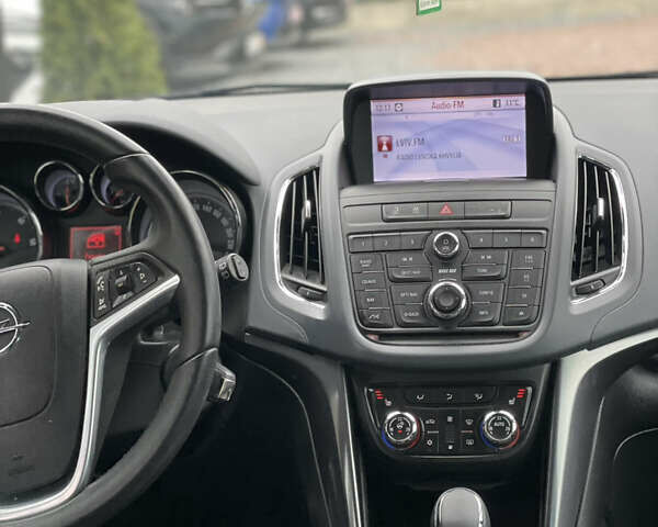 Серый Опель Zafira Tourer, объемом двигателя 2 л и пробегом 195 тыс. км за 11555 $, фото 28 на Automoto.ua