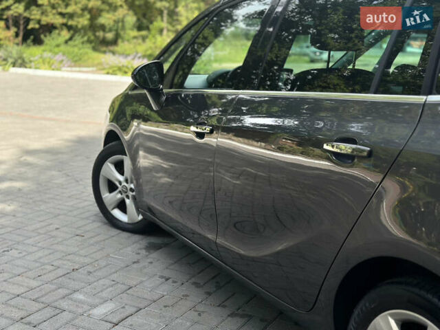 Серый Опель Zafira Tourer, объемом двигателя 2 л и пробегом 219 тыс. км за 10470 $, фото 16 на Automoto.ua