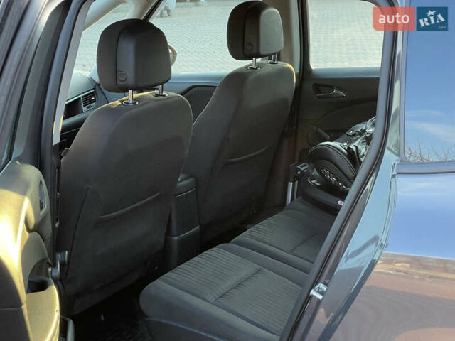 Серый Опель Zafira Tourer, объемом двигателя 2 л и пробегом 219 тыс. км за 8999 $, фото 12 на Automoto.ua