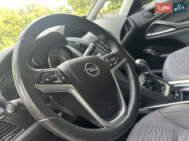 Серый Опель Zafira Tourer, объемом двигателя 2 л и пробегом 219 тыс. км за 10470 $, фото 42 на Automoto.ua
