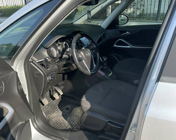 Опель Zafira Tourer 2012 в Полтаве на Automoto.ua Серый Опель Zafira Tourer, объемом двигателя 2 л и пробегом 208 тыс. км за 9800 $, фото 6 на Automoto.ua