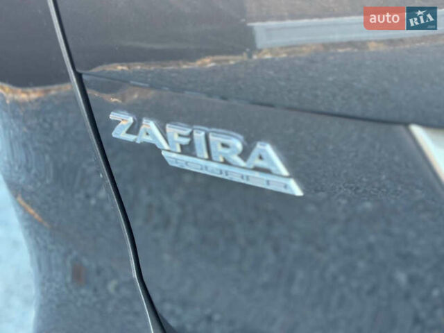 Серый Опель Zafira Tourer, объемом двигателя 2 л и пробегом 240 тыс. км за 11690 $, фото 31 на Automoto.ua