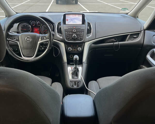 Серый Опель Zafira Tourer, объемом двигателя 0 л и пробегом 200 тыс. км за 9600 $, фото 4 на Automoto.ua