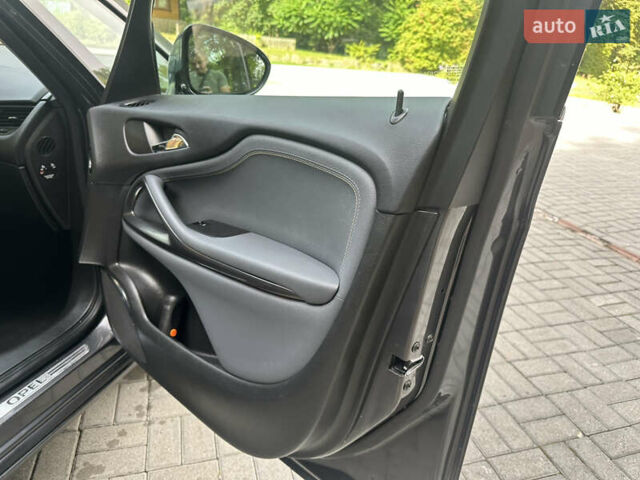 Серый Опель Zafira Tourer, объемом двигателя 2 л и пробегом 219 тыс. км за 10470 $, фото 27 на Automoto.ua