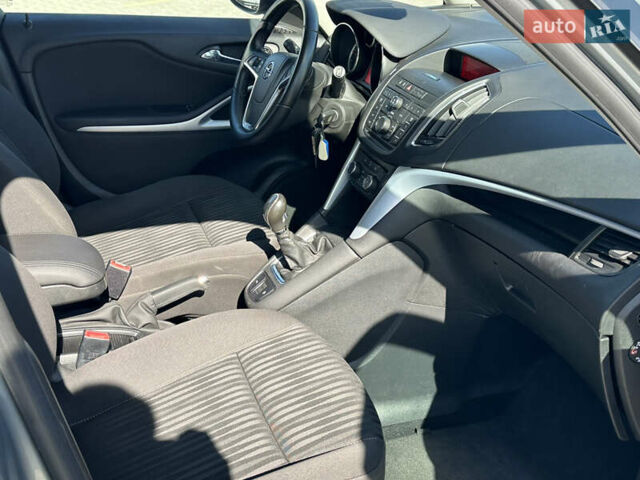Серый Опель Zafira Tourer, объемом двигателя 2 л и пробегом 227 тыс. км за 8399 $, фото 12 на Automoto.ua