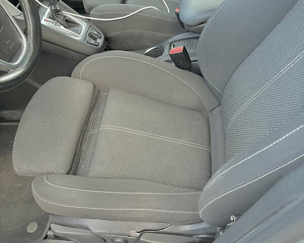 Серый Опель Zafira Tourer, объемом двигателя 0 л и пробегом 200 тыс. км за 9600 $, фото 7 на Automoto.ua