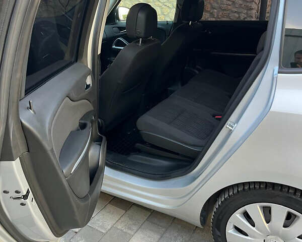 Серый Опель Zafira Tourer, объемом двигателя 2 л и пробегом 132 тыс. км за 10400 $, фото 15 на Automoto.ua